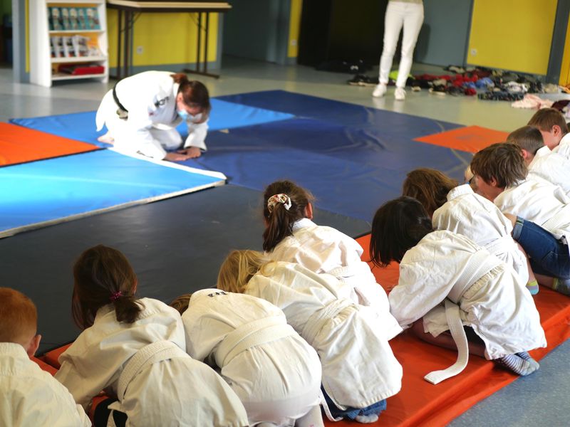 Judo dans les écoles : Joué L'abbé puis Courcebeufs