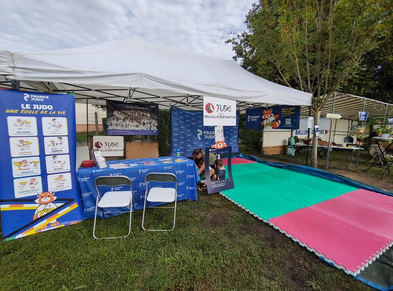 Stand du club avec les tables et les tatamis pour les initiations