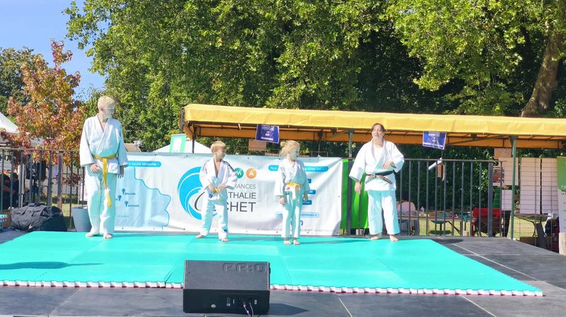 judokas sur une estrade lors d&rsquo;une démonstration de judo
