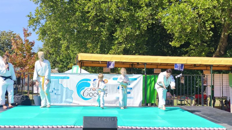 judokas sur une estrade lors d&rsquo;une démonstration de judo