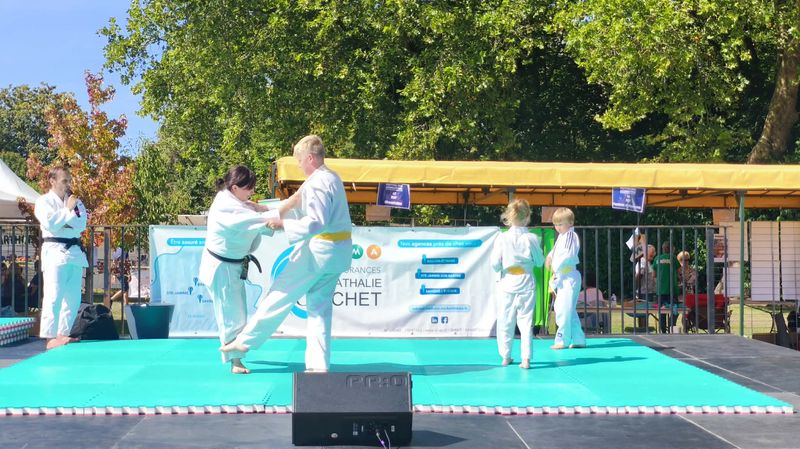 judokas sur une estrade lors d&rsquo;une démonstration de judo