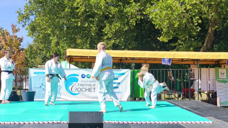 judokas sur une estrade lors d&rsquo;une démonstration de judo