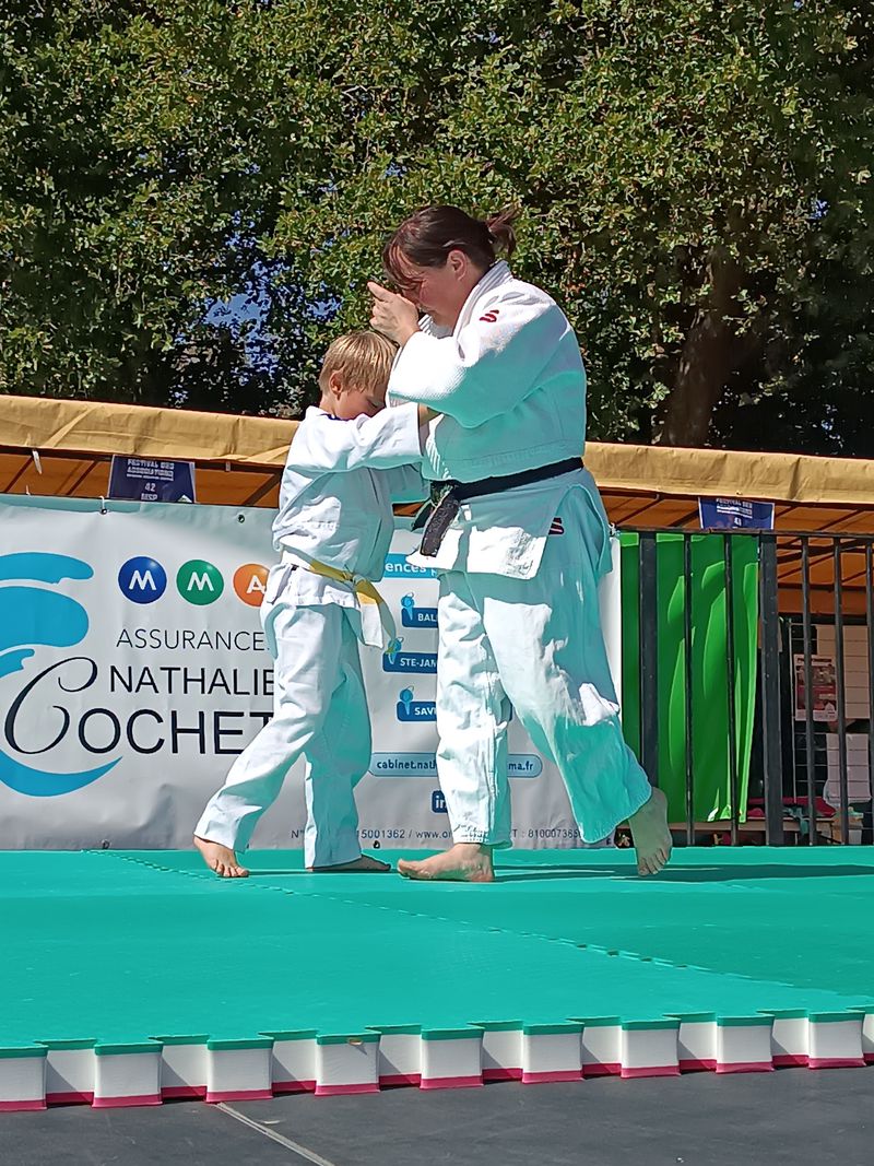 judokas sur une estrade lors d&rsquo;une démonstration de judo