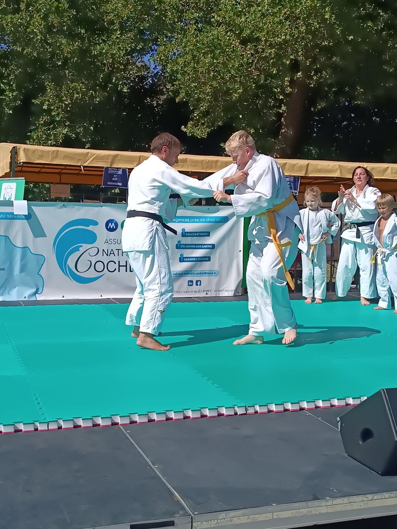 judokas sur une estrade lors d&rsquo;une démonstration de judo
