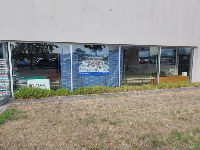 judokas sur une estrade lors d&rsquo;une démonstration de judo