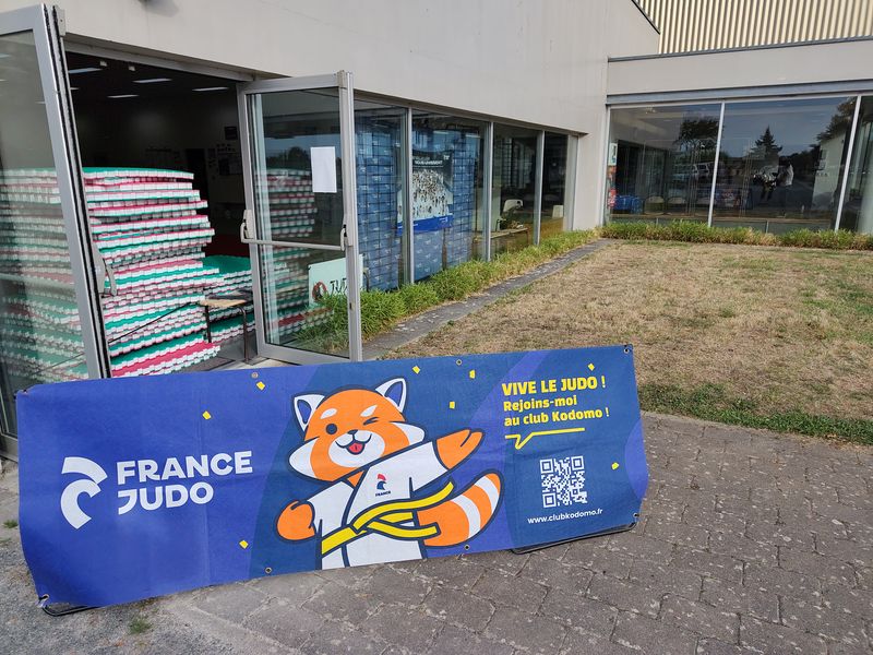 judokas sur une estrade lors d&rsquo;une démonstration de judo