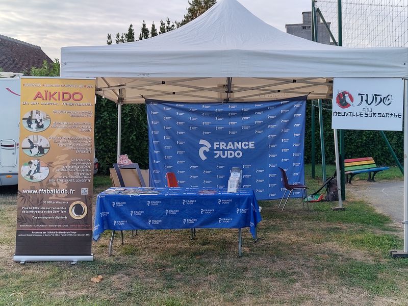 photo représentant le stand du judo club de neuville-sur
-sarthe
