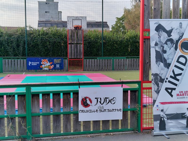 photo représentant les tatamis disposés dans l&rsquo;enceinte du city stade